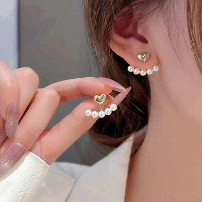 Elegante goldene Ohrringe mit Perlenherzen