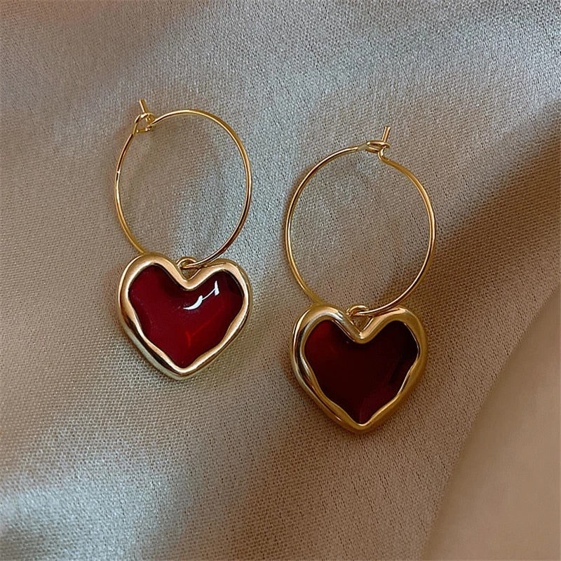 Elegante goldene Herz-Ohrringe für einen strahlenden Look
