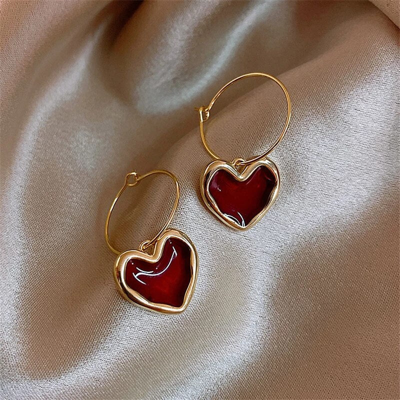 Elegante goldene Herz-Ohrringe für einen strahlenden Look