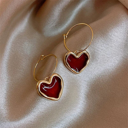 Elegante goldene Herz-Ohrringe für einen strahlenden Look