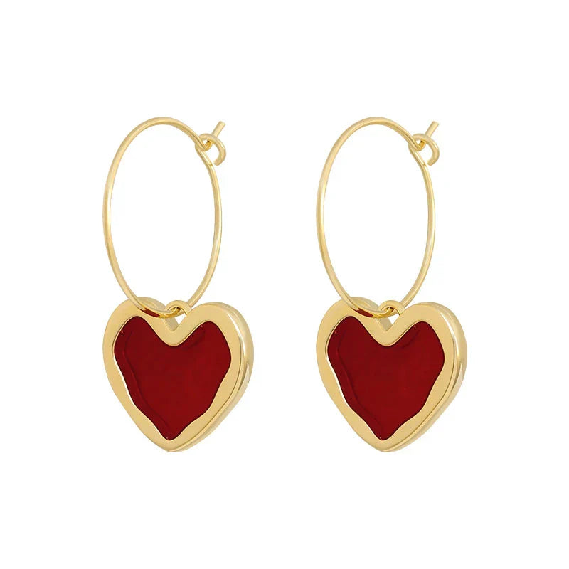 Elegante goldene Herz-Ohrringe für einen strahlenden Look