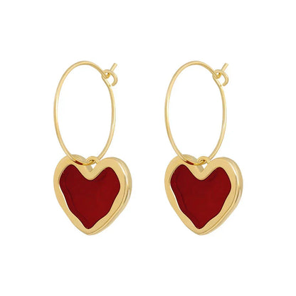 Elegante goldene Herz-Ohrringe für einen strahlenden Look