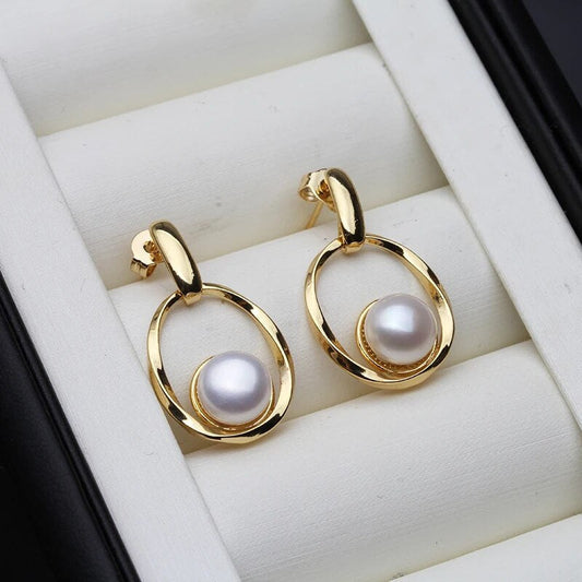 Zeitlose, elegante goldene Ohrringe mit luxuriösen Perlen