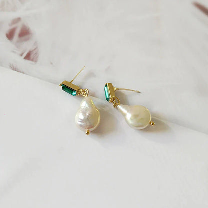 Elegante goldene Ohrringe mit funkelnden Perlen und edlen grünen Zirkonia