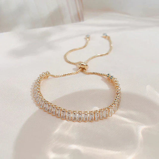 Elegantes verstellbares Armband aus funkelndem Zirkonia in Gold und Silber