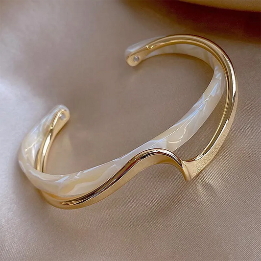 Stilvolles offenes Armband aus strahlendem weißen Emaille und edlem Gold