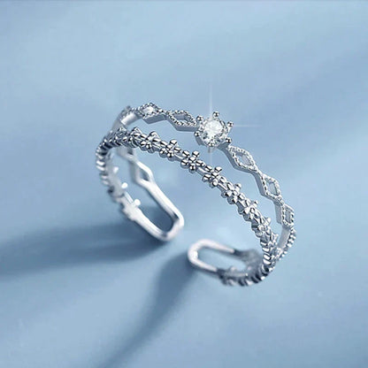 Eleganter verstellbarer Ring aus funkelndem Zirkonia in Silber
