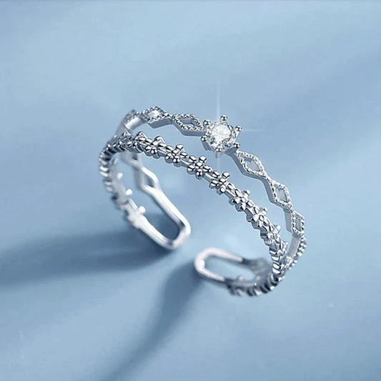 Eleganter verstellbarer Ring aus funkelndem Zirkonia in Silber
