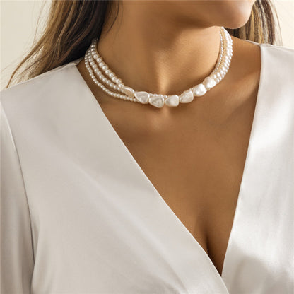 Elegante Goldkette mit weißen Steinen und traumhaften Perlen