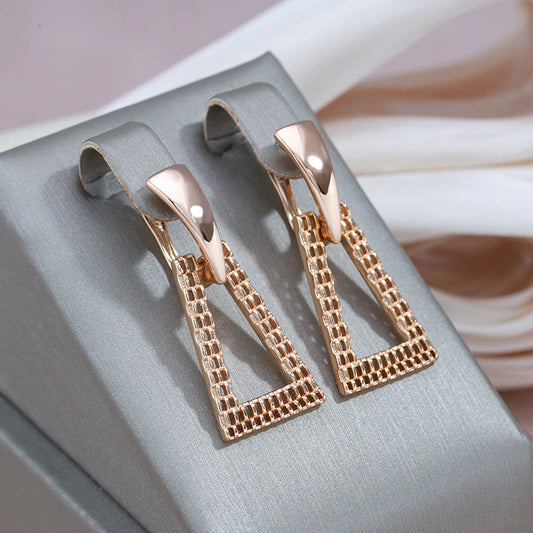 Elegante geometrische Ohrringe mit funkelnden Zirkonia in edlem Golddesign