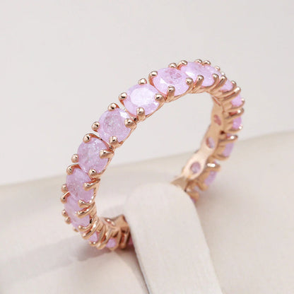 Eleganter Goldring mit funkelndem Rundstein