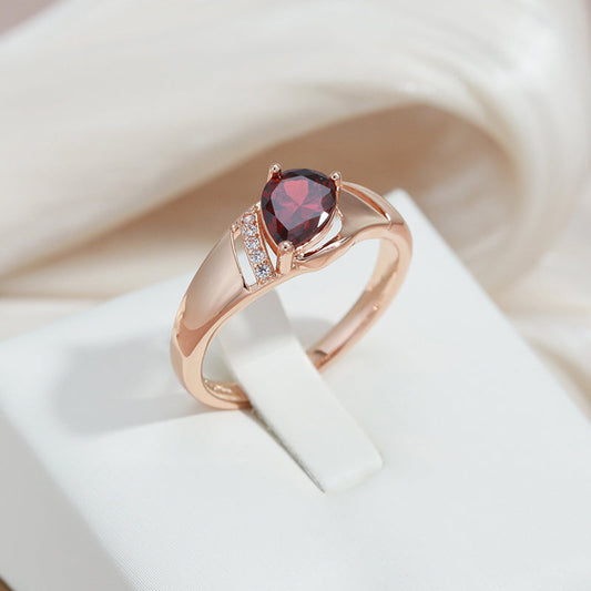 Eleganter ovaler Ring mit natürlichem rotem Zirkon