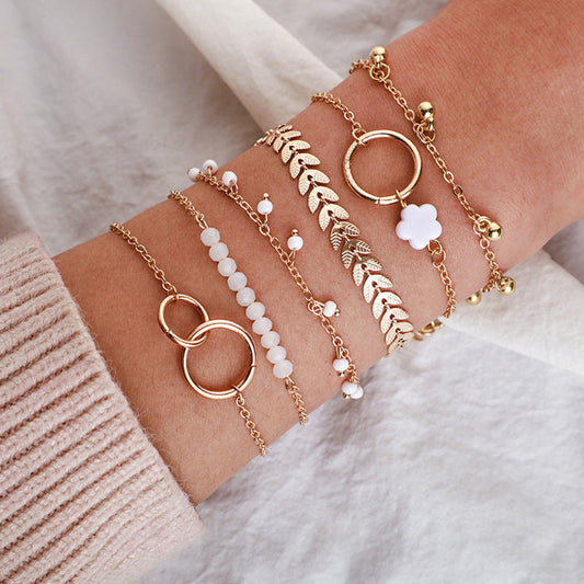 Set aus eleganten Boho-Goldarmbändern