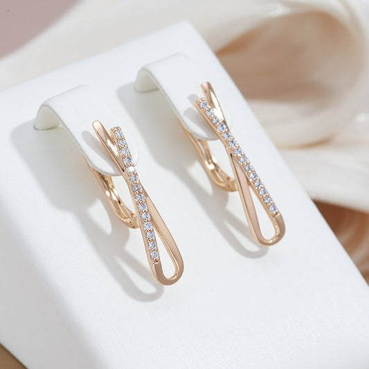 Elegante Goldohrringe mit funkelnden Brillanten im Kreuzdesign