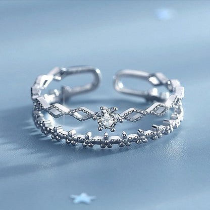 Eleganter verstellbarer Ring aus funkelndem Zirkonia in Silber