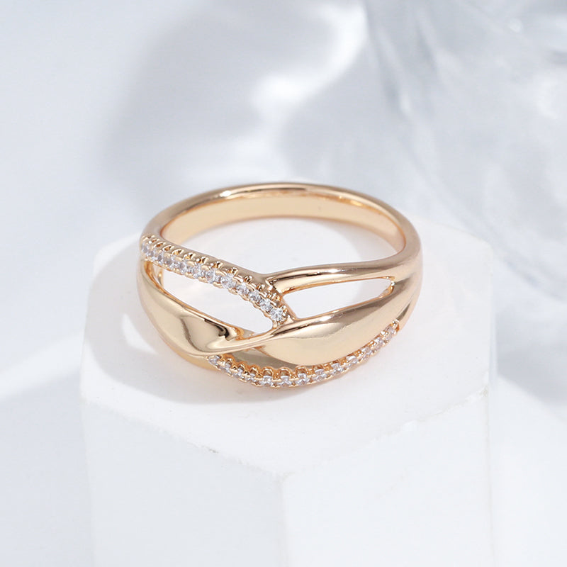 Eleganter Goldring mit funkelnden Zirkoniasteinen