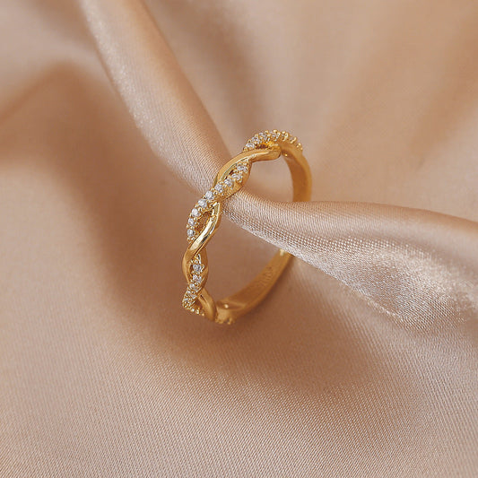 Eleganter verstellbarer Ring mit geflochtenen Zirkoniasteinen in edlem Goldfinish