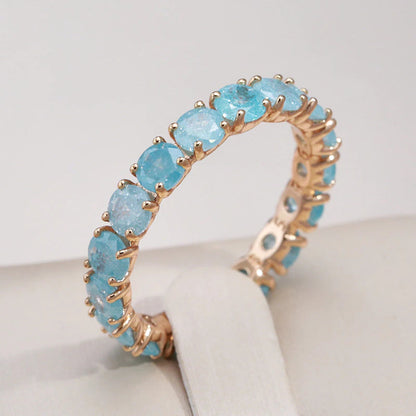 Eleganter Goldring mit funkelndem Rundstein