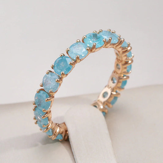 Eleganter Goldring mit funkelndem Rundstein