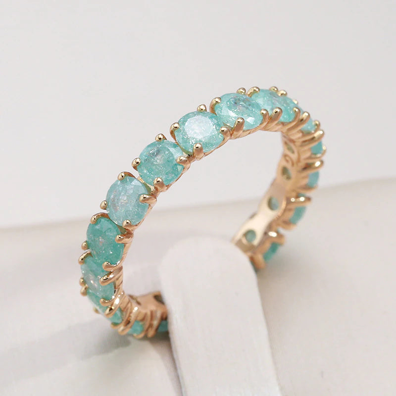 Eleganter Goldring mit funkelndem Rundstein
