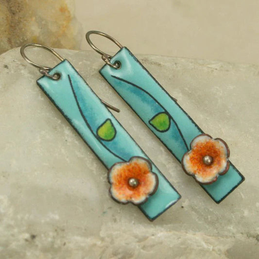 Blütenzauber: Elegante Ohrringe aus feinem Blumenemail