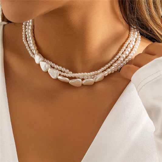 Elegante Goldkette mit weißen Steinen und traumhaften Perlen