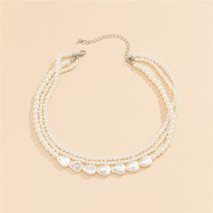 Elegante Goldkette mit weißen Steinen und traumhaften Perlen