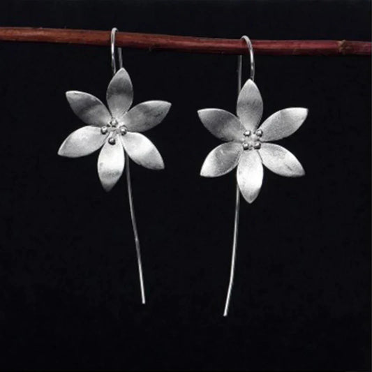 Elegante Boho-Blumen-Ohrringe mit versilbertem Finish