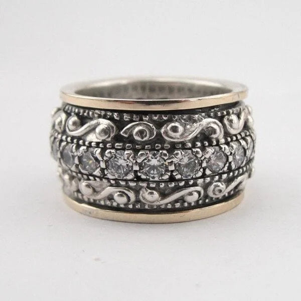 Eleganter Ring mit kunstvoll geschnitztem Edelstein