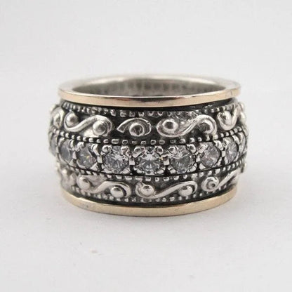 Eleganter Ring mit kunstvoll geschnitztem Edelstein