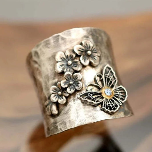 Blossom- und Schmetterlingsbreiter Ring – Umarmen Sie die Schönheit der Natur