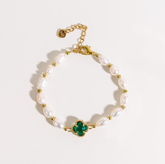 Elegantes smaragdgrünes Kleeblatt-Perlenarmband