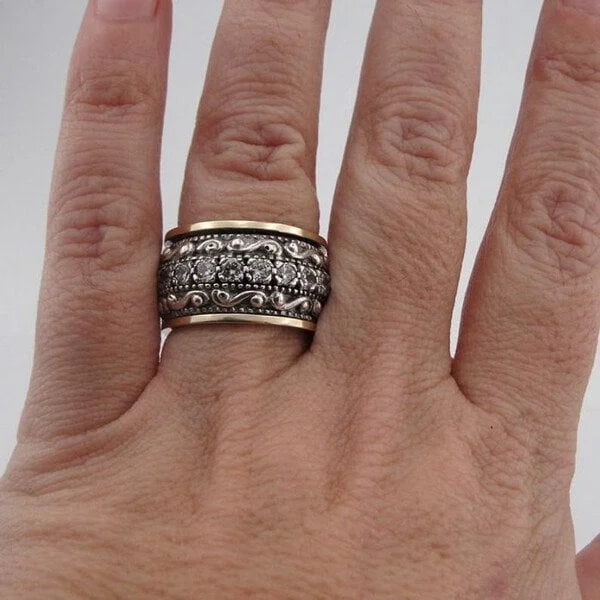 Eleganter Ring mit kunstvoll geschnitztem Edelstein