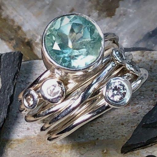 Eleganter mehrschichtiger versilberter Ring mit funkelndem türkisfarbenem Vintage-Kristall