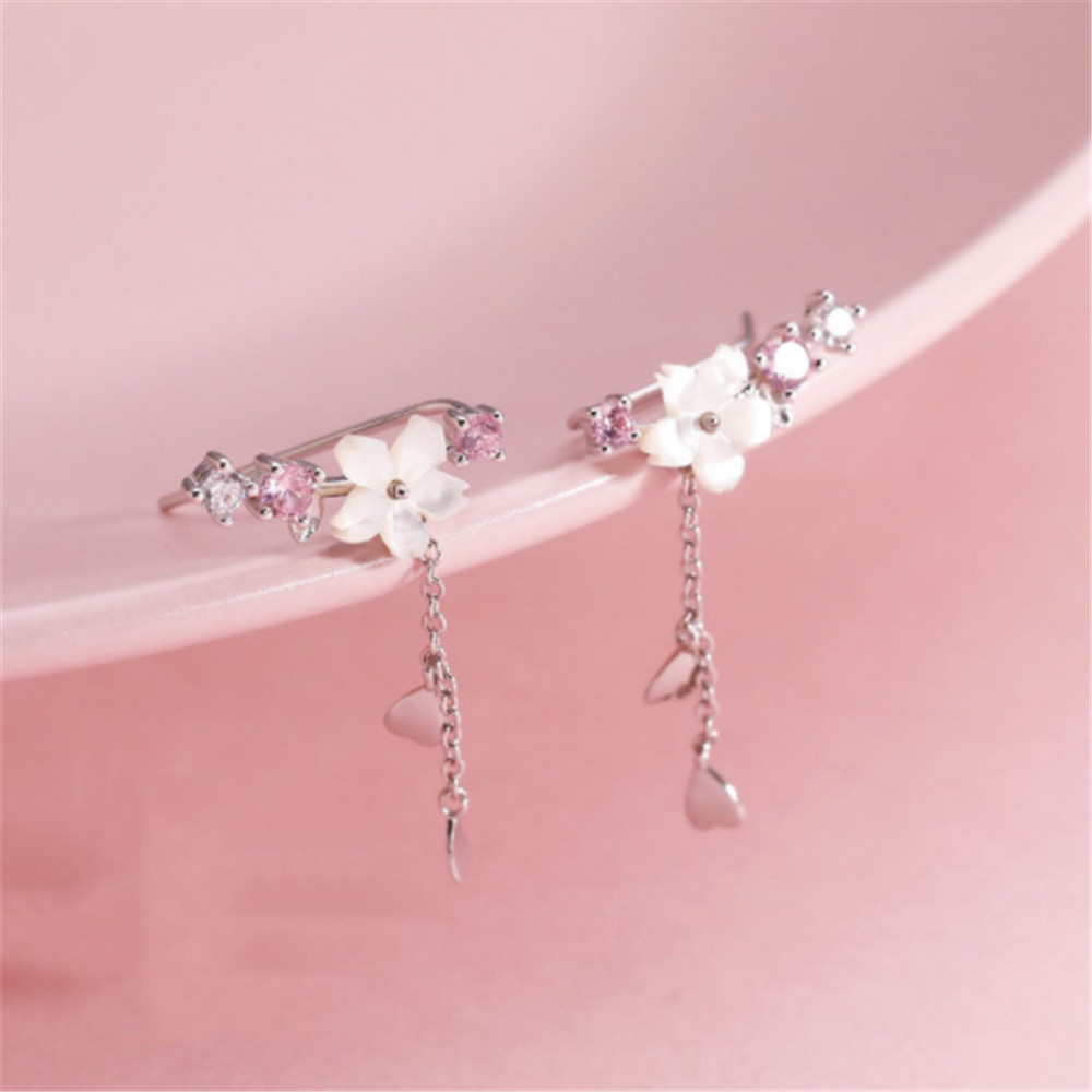 Elegante silberne Ohrringe mit rosa Steinblüten