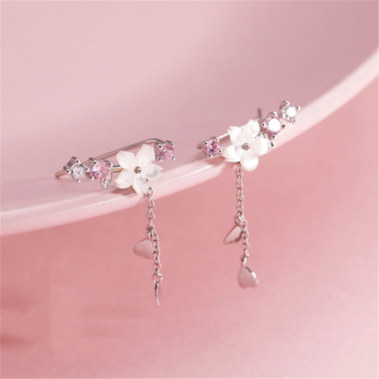 Elegante silberne Ohrringe mit rosa Steinblüten