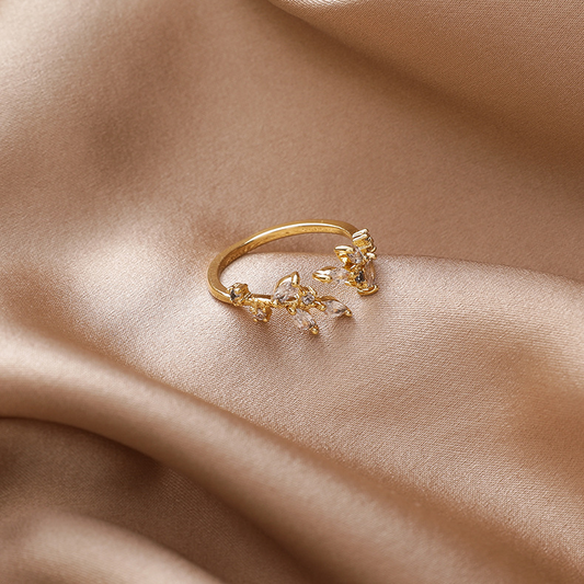 Eleganter verstellbarer Ring mit funkelnden kristallinen Blättern in edlem Goldton