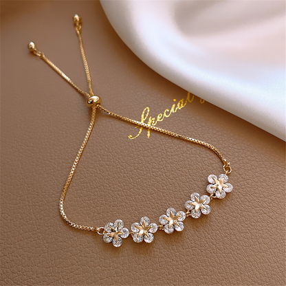 Elegantes Goldenes Armband mit Kristall-Gänseblümchen