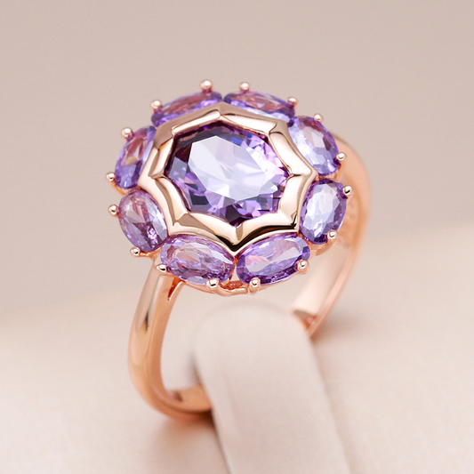 Edler Ring mit natürlichem lila Zirkon