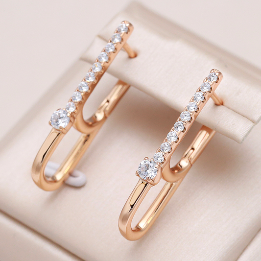 Elegante goldene Ohrringe mit funkelnden Zirkonen