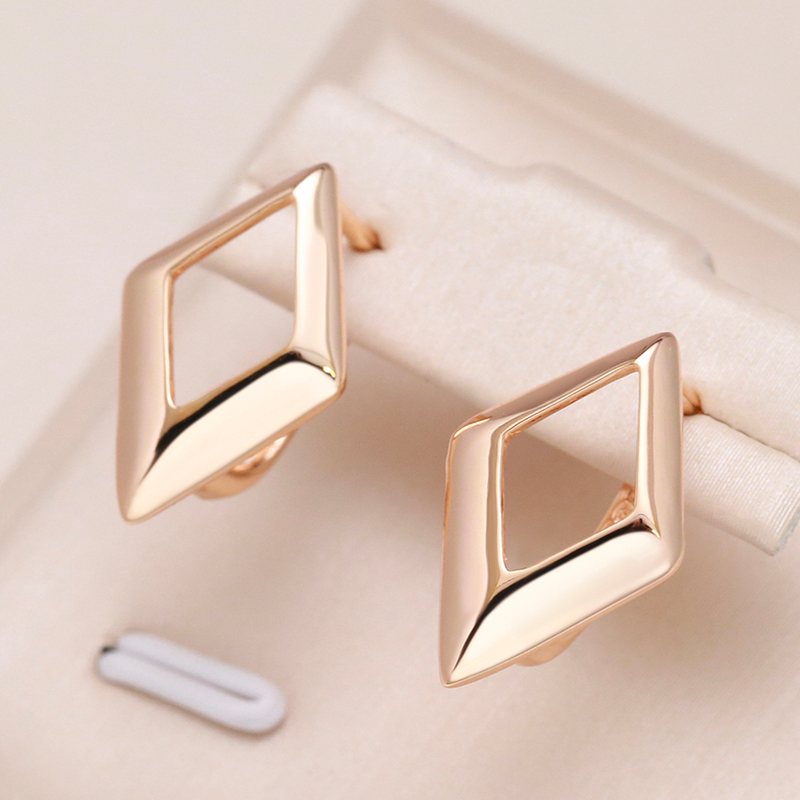 Elegante geometrische Goldohrringe für einen modernen Look