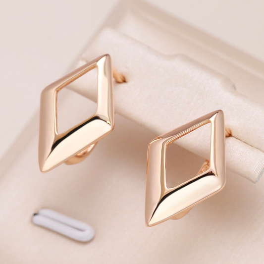 Elegante geometrische Goldohrringe für einen modernen Look