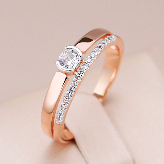 Eleganter Ring mit strahlendem weißen Kristall und funkelnden Zirkonen