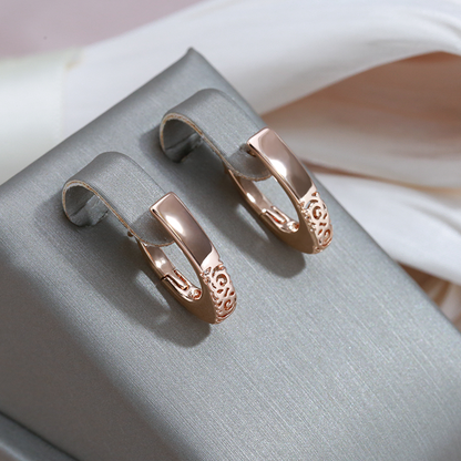 Schicke goldene Halbcreolen-Ohrringe