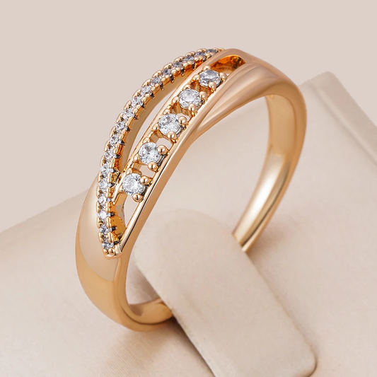 Eleganter Goldring mit funkelndem Zirkonia-Besatz