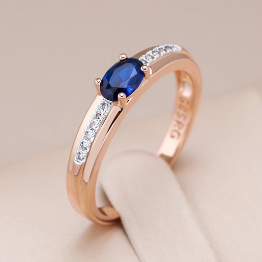 Eleganter Goldring mit strahlendem blauen Kristall