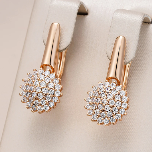 Schicke goldene Zirkonia-Blumenohrringe für einen strahlenden Look