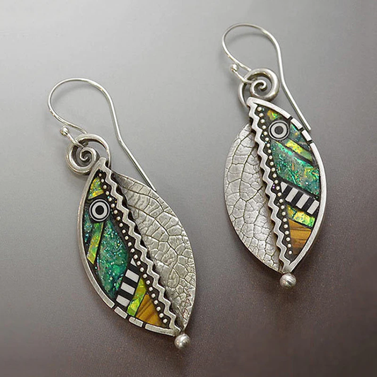 Elegante Boho-Ohrringe mit strahlend grünen Kristallen in edlem Silber