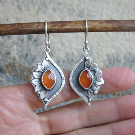 Strahlende orangefarbene Boho-Ohrringe mit funkelnden Kristallen