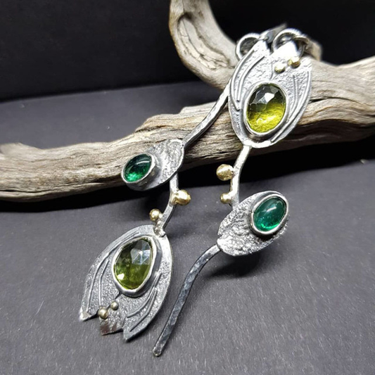 Elegante Boho-Ohrringe mit funkelnden grünen Steinen aus hochwertigem Sterlingsilber